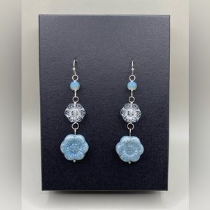 💧🌼Periwinkle Flower Czech Glass Beaded Earrings